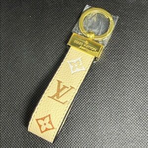 ✅ PRICE IS FIRM ✅ Fashion Tan and Gold Keychain